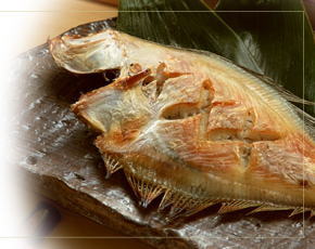 鮮魚より旨みが凝縮される干物。開いた表面の薄い皮が旨みのエキスをぎゅ〜っと閉じ込めます。ジューシーで弾力がある肉質。干物の美味しさは魚の鮮度と塩加減・干し加減で決まります。