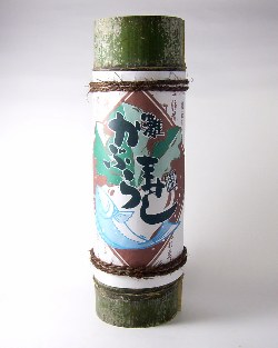 【竹筒いりかぶら寿司】Φ9cm×30cmの竹筒。青竹のいい香りがします。
