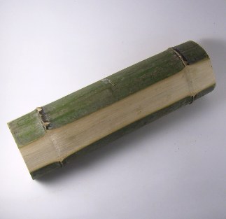 青竹はかぶら寿司の器として使えます。転がらないよう竹の底がカットされています。