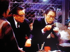ふぐの子糠漬けを眺め、( ̄●● ̄)クンクンする五十嵐刑事(佐野史郎さん)