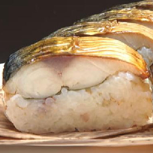 【焼き鯖寿し】フレンチのシェフが挑む渾身の逸品。新鮮な鯖と、能登の米。古代米「赤米」が織り成す味のハーモニー「焼き鯖寿し」。