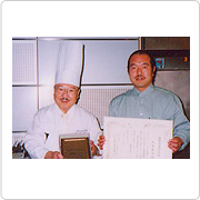村上先生主催の最高料理研究会で最優秀会員賞の表彰式にて