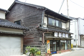 石川県美川町にある、創業100年以上の老舗「安久」。